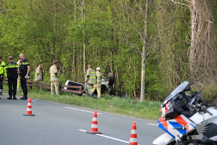 Auto raakt van de weg en slaat over de kop