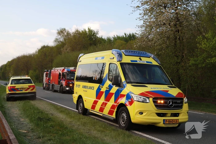 Auto raakt van de weg en slaat over de kop