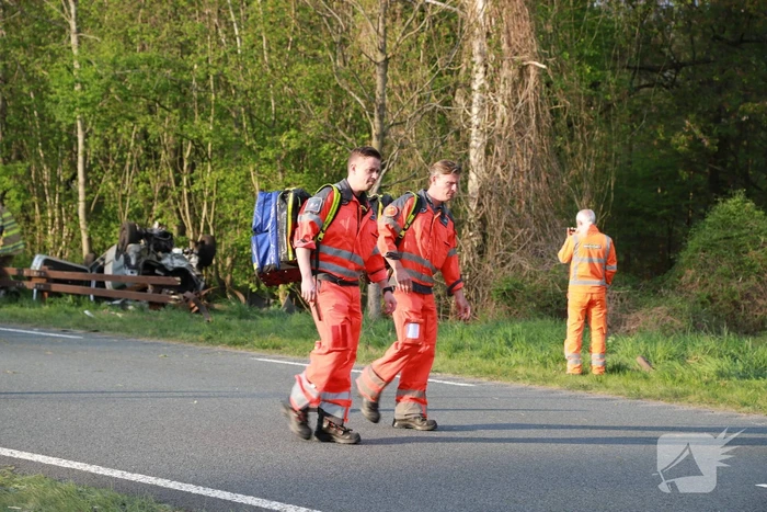 Auto raakt van de weg en slaat over de kop