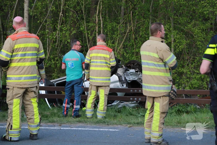Auto raakt van de weg en slaat over de kop