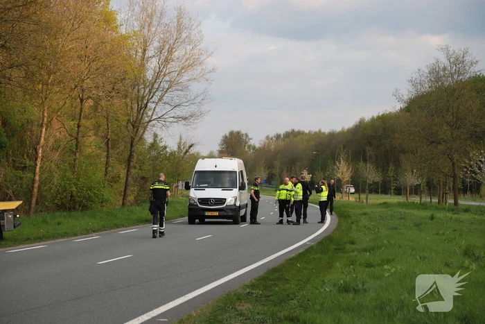 Auto raakt van de weg en slaat over de kop