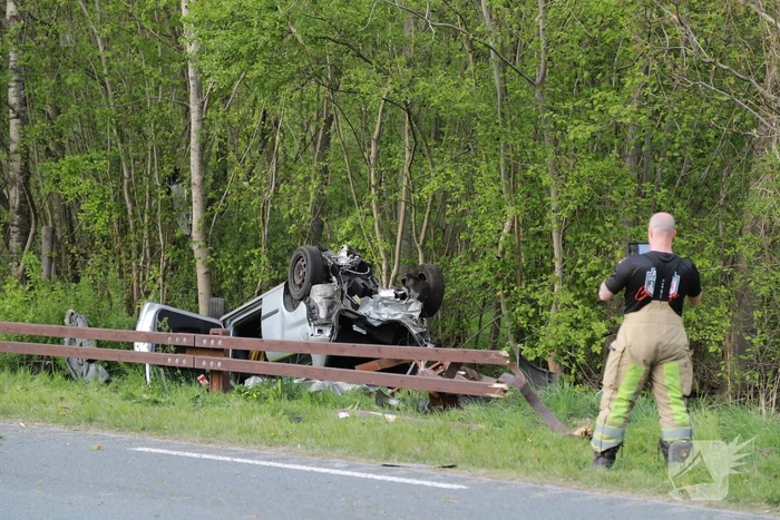 Auto raakt van de weg en slaat over de kop