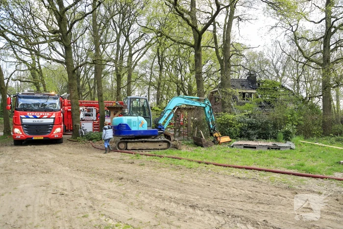 Vlammen slaan uit dak van vrijstaande woning