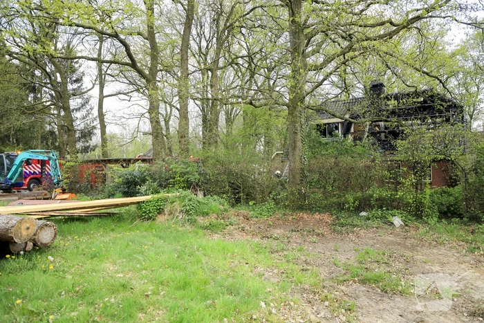 Vlammen slaan uit dak van vrijstaande woning