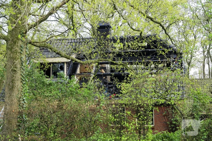 Vlammen slaan uit dak van vrijstaande woning