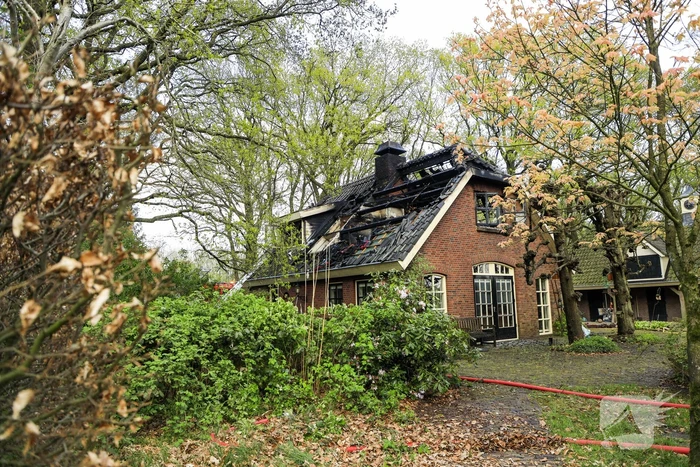 Vlammen slaan uit dak van vrijstaande woning