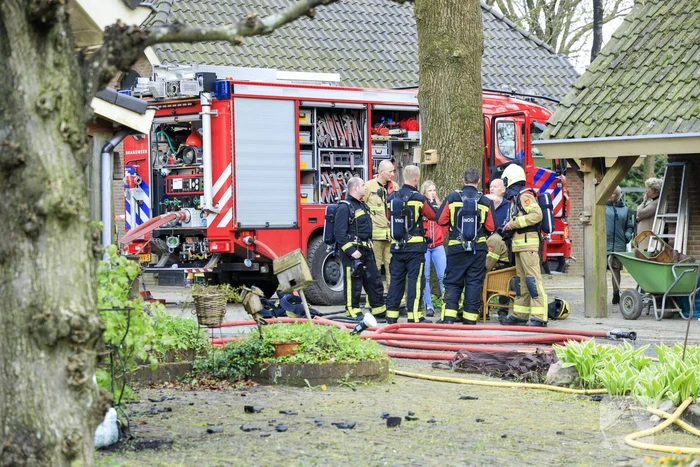 Vlammen slaan uit dak van vrijstaande woning
