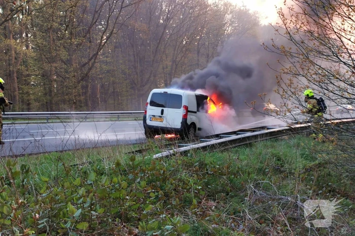 Bestelbus gaat in vlammen op
