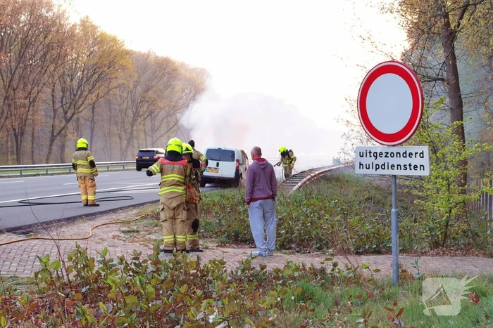 Bestelbus gaat in vlammen op