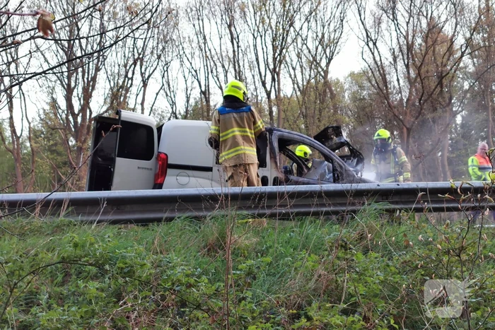 Bestelbus gaat in vlammen op