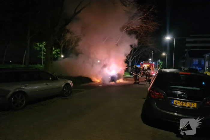 Geparkeerd auto verwoest vanwege brand