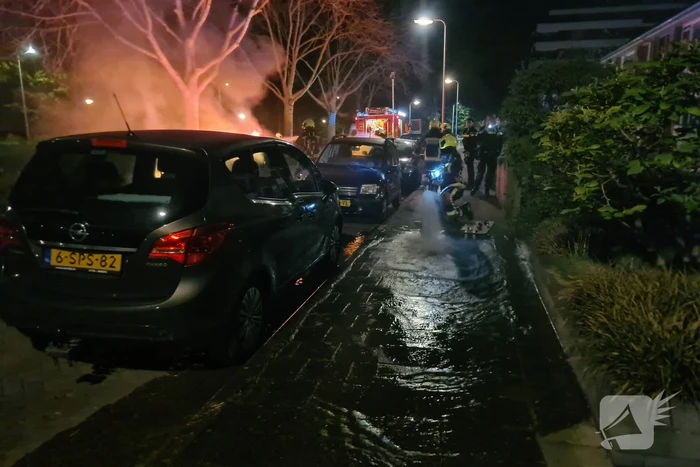 Geparkeerd auto verwoest vanwege brand