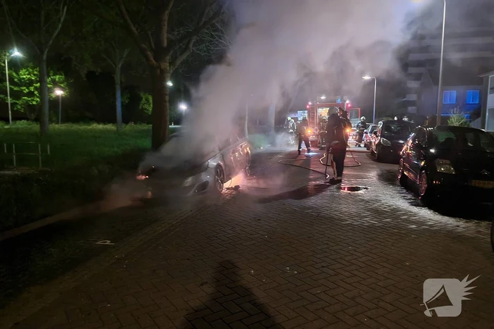 Geparkeerd auto verwoest vanwege brand