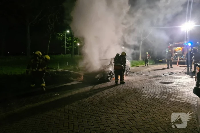 Geparkeerd auto verwoest vanwege brand