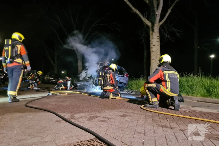 Geparkeerd auto verwoest vanwege brand