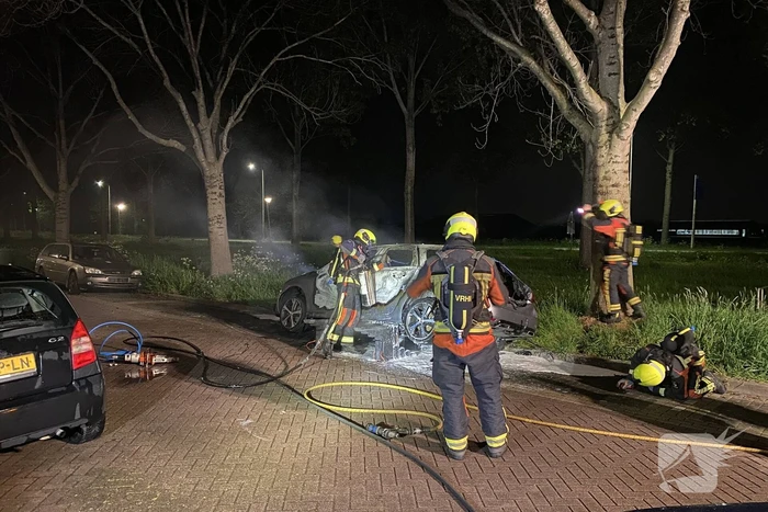 Geparkeerd auto verwoest vanwege brand