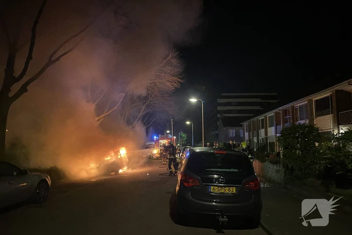 Geparkeerd auto verwoest vanwege brand