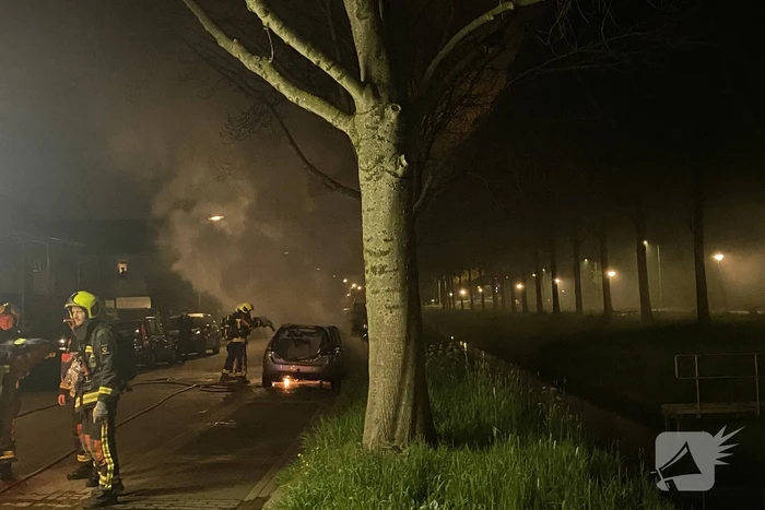 Geparkeerd auto verwoest vanwege brand