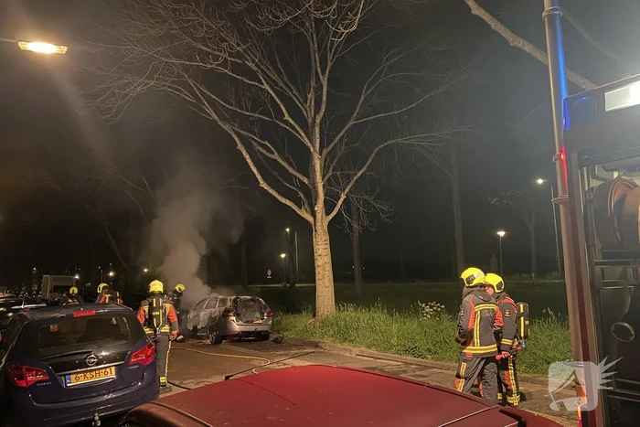 Geparkeerd auto verwoest vanwege brand