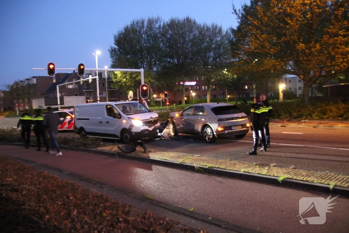 Bestelbus en personenwagen botsen frontaal