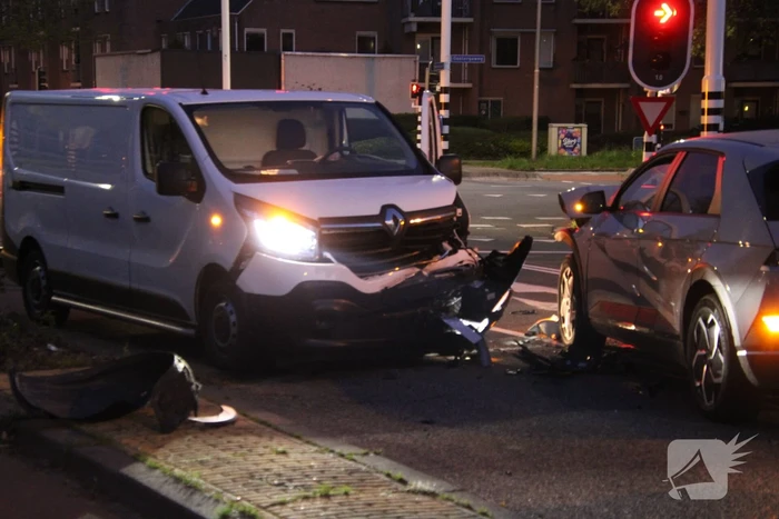 Bestelbus en personenwagen botsen frontaal