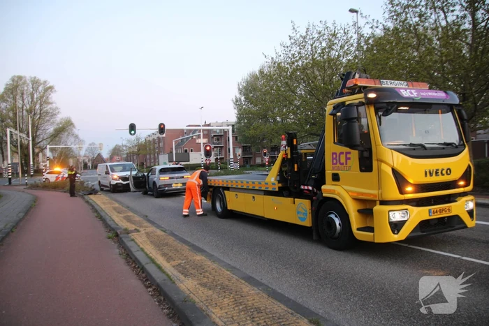 Bestelbus en personenwagen botsen frontaal