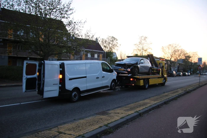 Bestelbus en personenwagen botsen frontaal