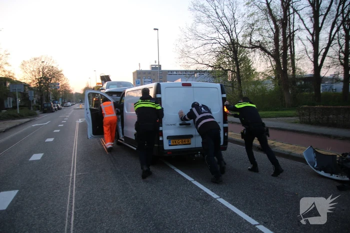 Bestelbus en personenwagen botsen frontaal