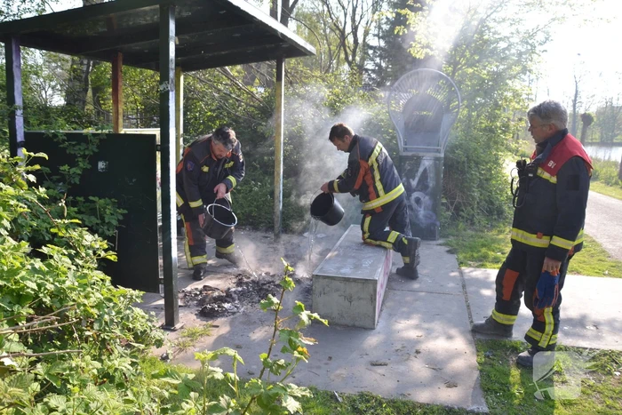 Straafafval geblust met emmers water