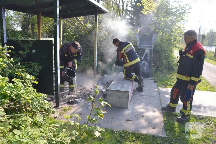 Straafafval geblust met emmers water