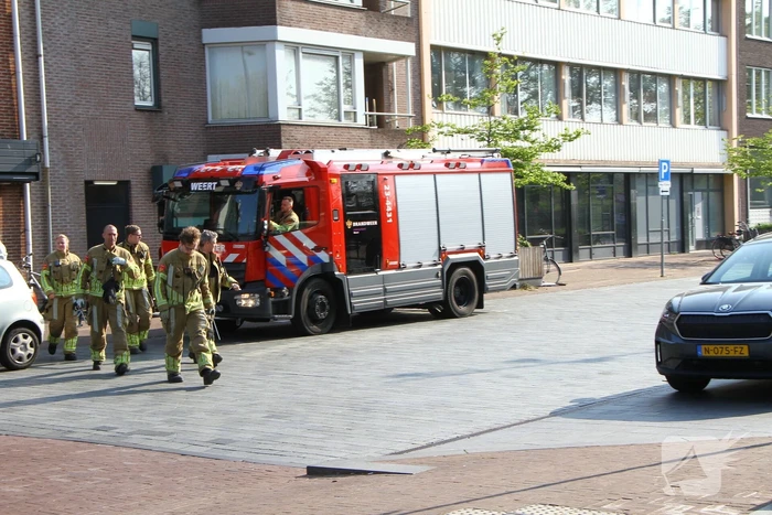 Vrouw met scootmobiel geruime tijd vast in stationslift