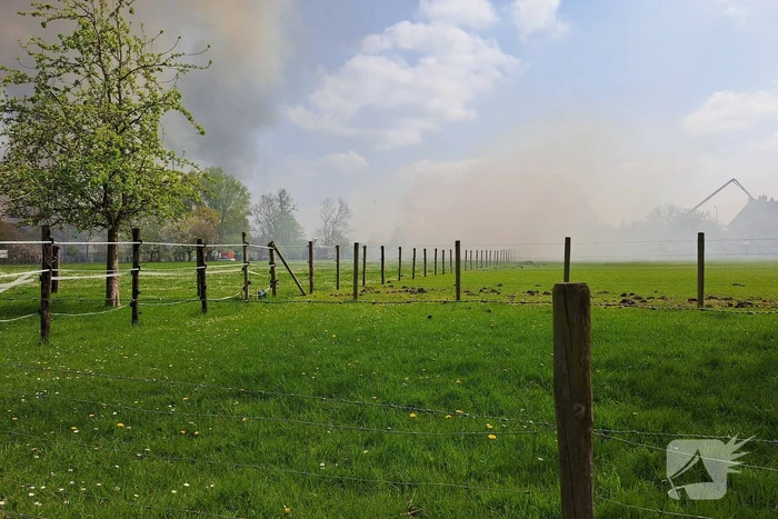 Enorme rookwolken bij brand in opslagloods