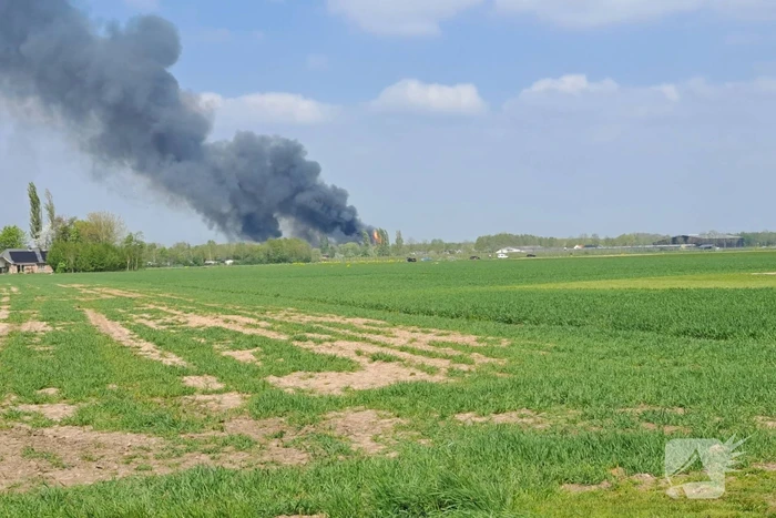 Enorme rookwolken bij brand in opslagloods