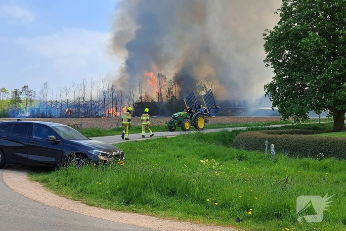 Enorme rookwolken bij brand in opslagloods