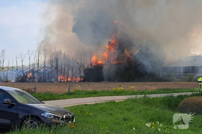 Enorme rookwolken bij brand in opslagloods