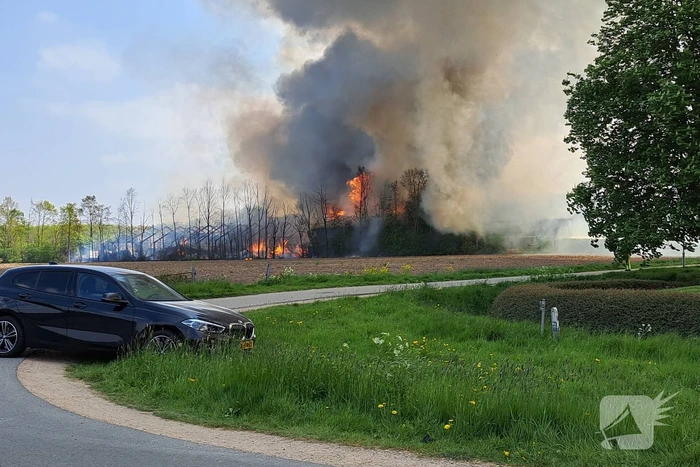 Enorme rookwolken bij brand in opslagloods