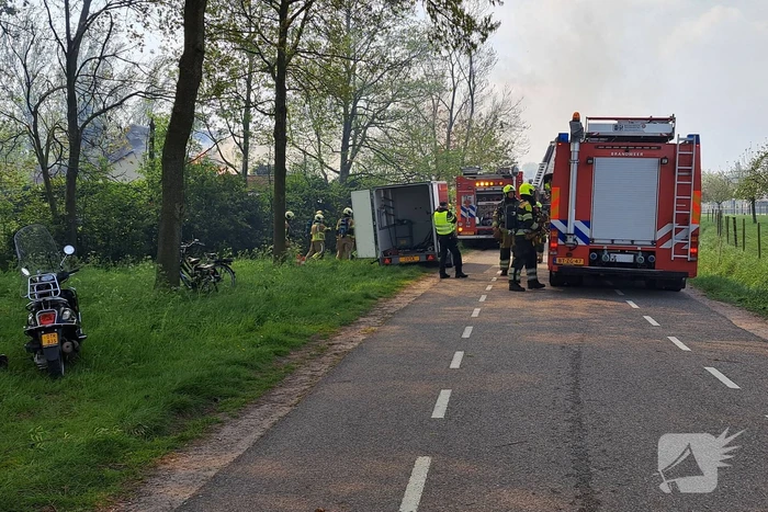 Enorme rookwolken bij brand in opslagloods