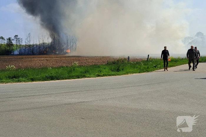 Enorme rookwolken bij brand in opslagloods