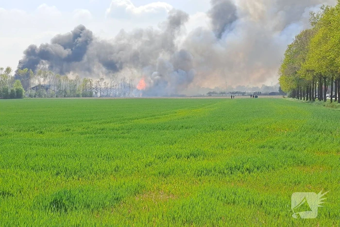 Enorme rookwolken bij brand in opslagloods