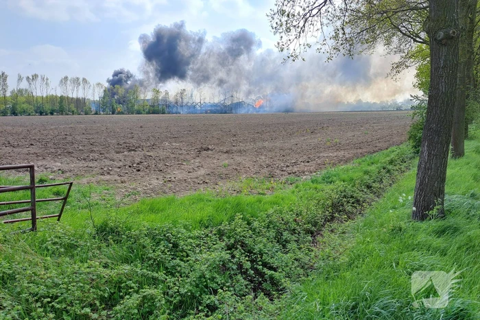 Enorme rookwolken bij brand in opslagloods