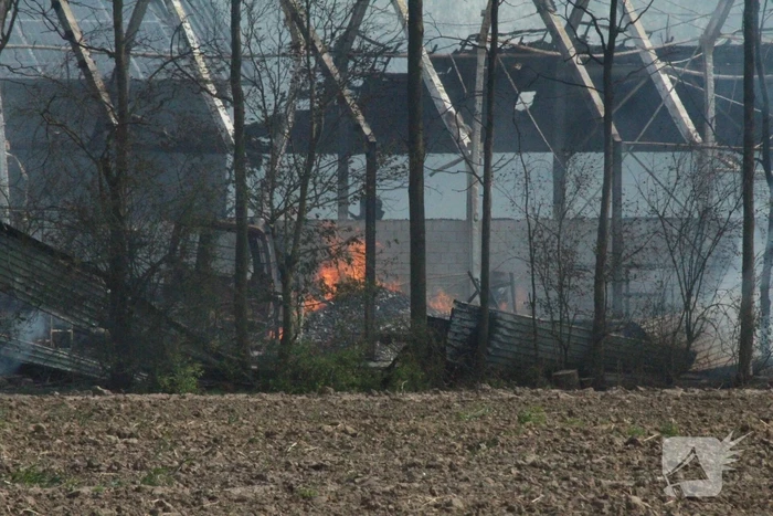 Enorme rookwolken bij brand in opslagloods