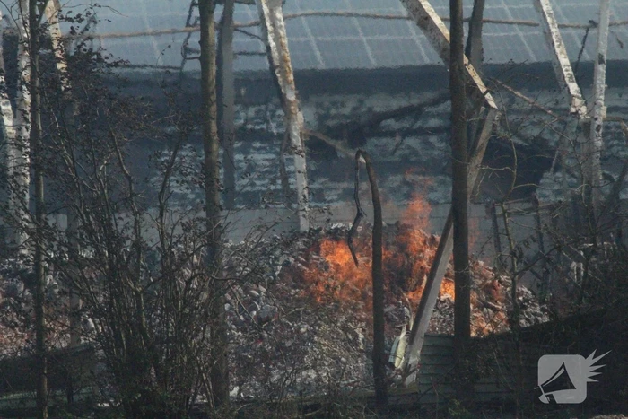 Enorme rookwolken bij brand in opslagloods