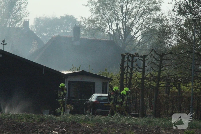 Enorme rookwolken bij brand in opslagloods