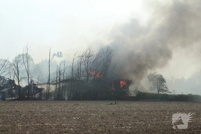 Enorme rookwolken bij brand in opslagloods