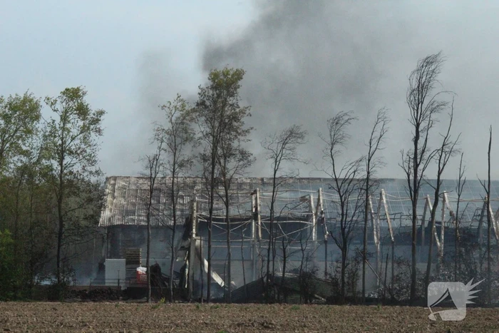 Enorme rookwolken bij brand in opslagloods