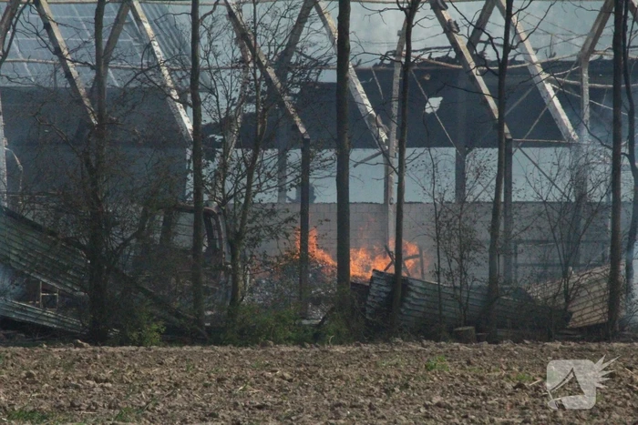 Enorme rookwolken bij brand in opslagloods