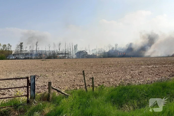 Enorme rookwolken bij brand in opslagloods