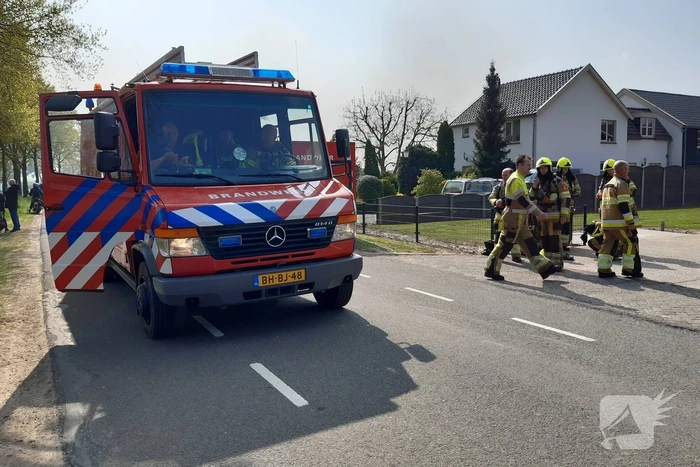 Enorme rookwolken bij brand in opslagloods