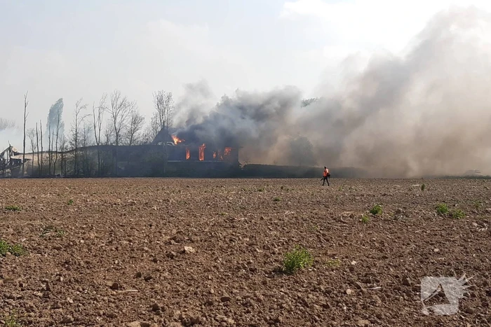 Enorme rookwolken bij brand in opslagloods