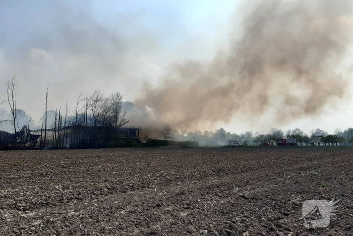 Enorme rookwolken bij brand in opslagloods